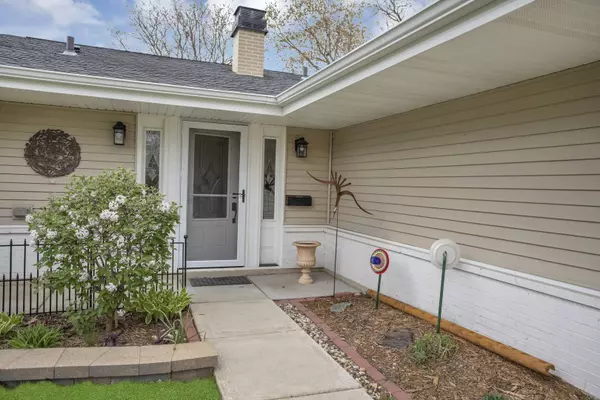 1360 Fairmont RD, Hoffman Estates, IL 60169