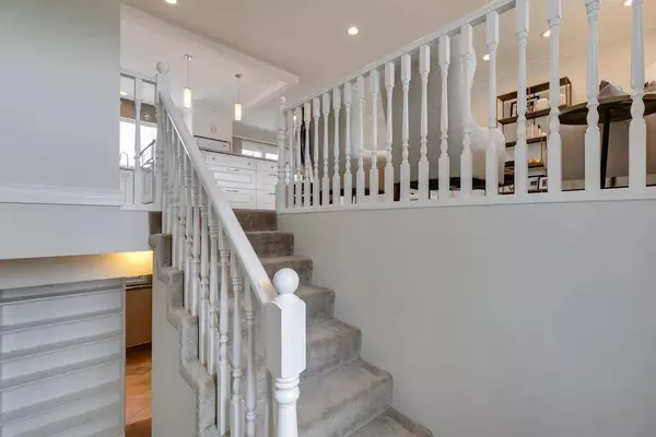 4320 Brentwood GN NW, Calgary, AB T2l 1L3