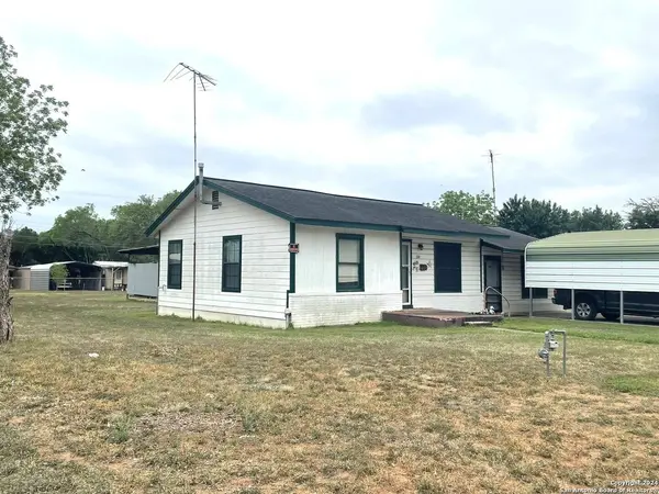 1110 PLUM ST, Jourdanton, TX 78026-2329