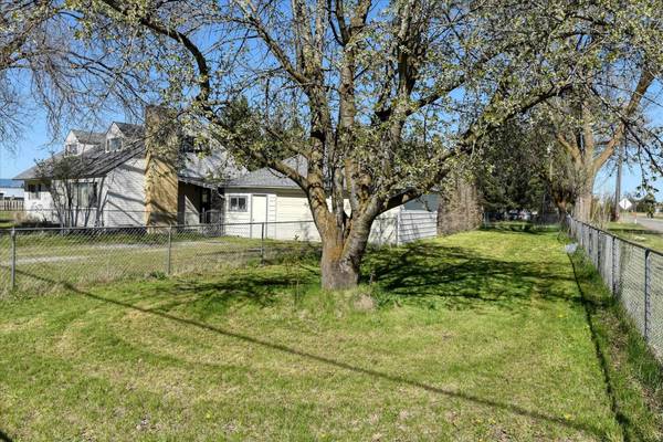 5320 N Chase Rd, Newman Lake, WA 99025