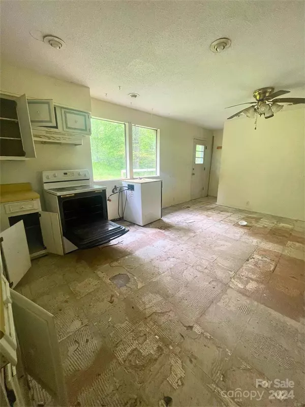 104 Glenn Oaks DR, Lawndale, NC 28090