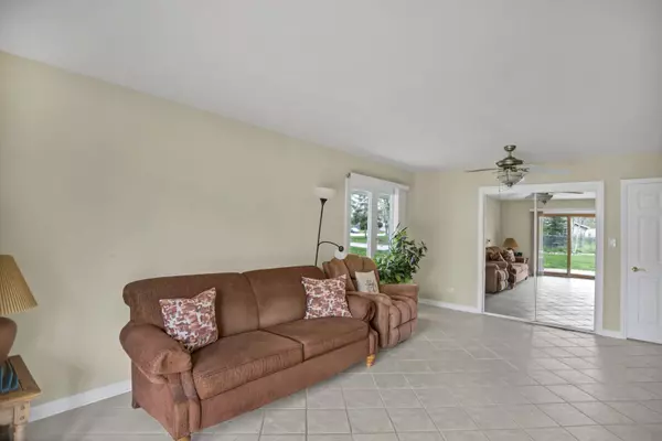 1360 Fairmont RD, Hoffman Estates, IL 60169