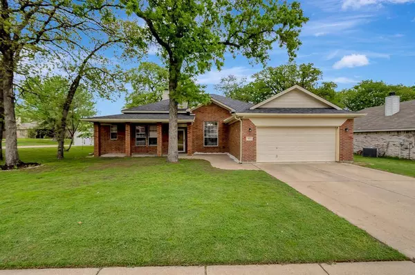 513 Harbor Crest Road, Azle, TX 76020