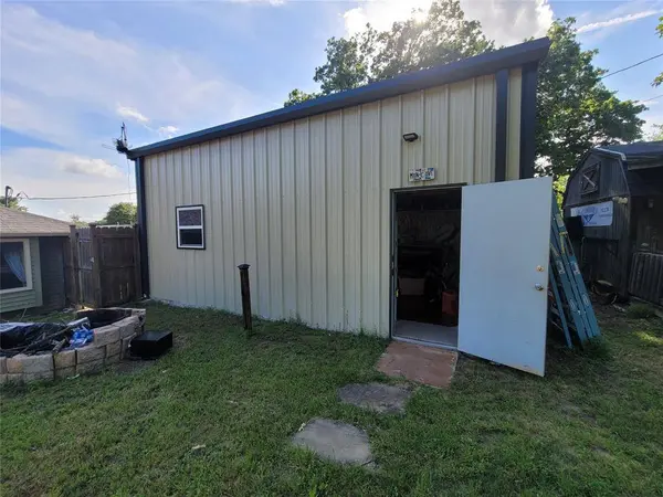 7048 Allyn Drive, Azle, TX 76020