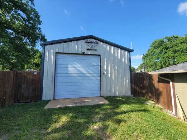 7048 Allyn Drive, Azle, TX 76020