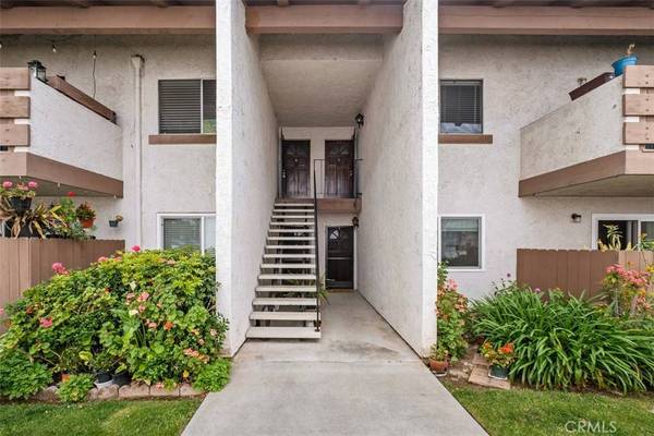 17574 Vandenberg LN #2, Tustin, CA 92780