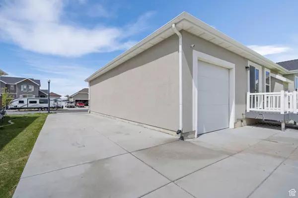 2444 N STANLEY CRANE DR, Clinton, UT 84015