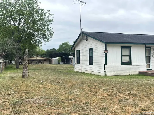 1110 PLUM ST, Jourdanton, TX 78026-2329