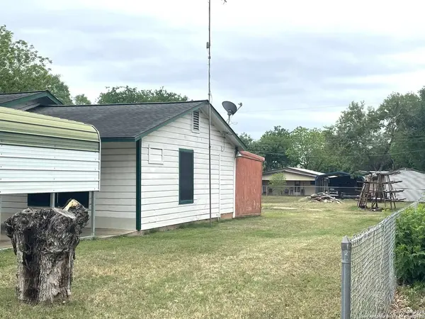 1110 PLUM ST, Jourdanton, TX 78026-2329