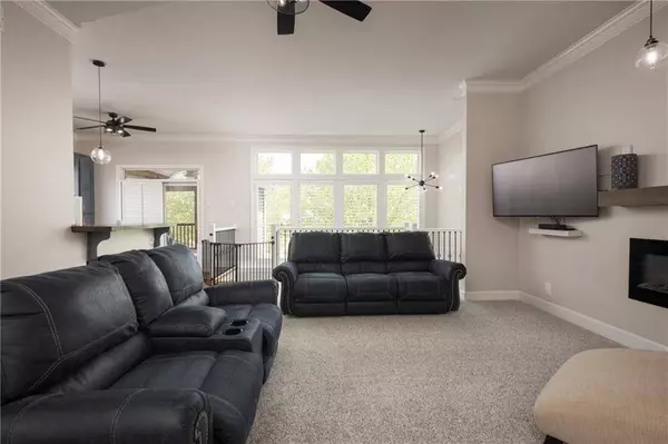 905 SW Lauren CT, Lee's Summit, MO 64081