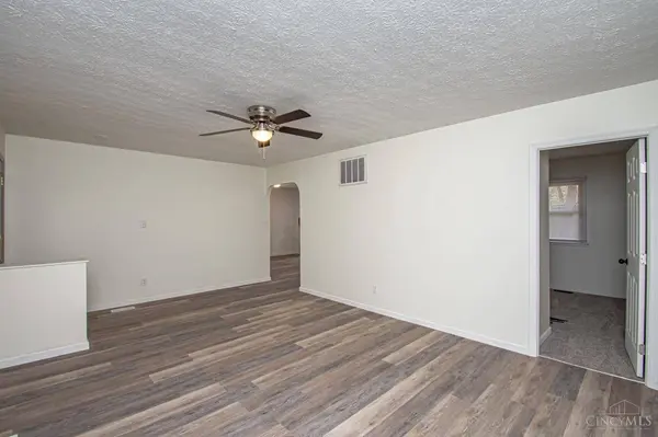 327 Amsterdam Dr, Xenia, OH 45385