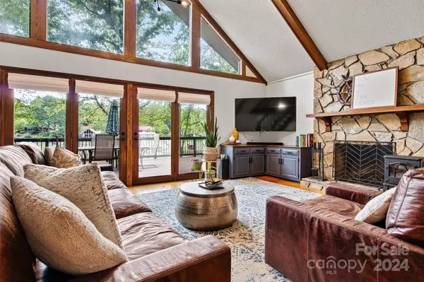 6892 Shade Tree LN, Sherrills Ford, NC 28673