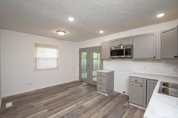 327 Amsterdam Dr, Xenia, OH 45385