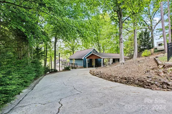 6892 Shade Tree LN, Sherrills Ford, NC 28673