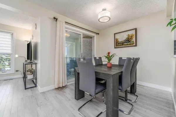 25 Stradwick PL SW, Calgary, AB T2P 3T7