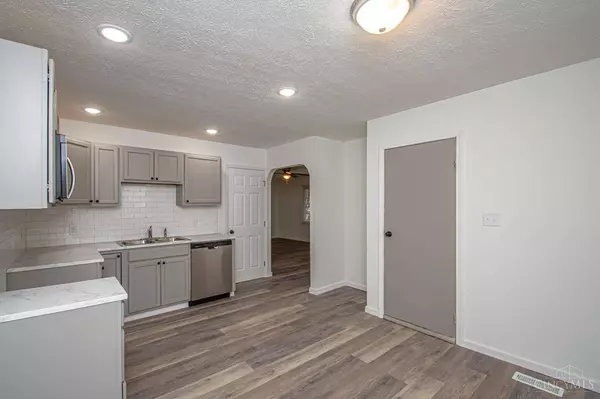 327 Amsterdam Dr, Xenia, OH 45385