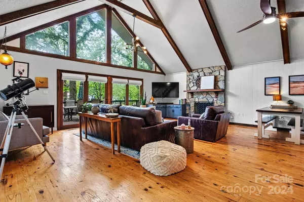 6892 Shade Tree LN, Sherrills Ford, NC 28673