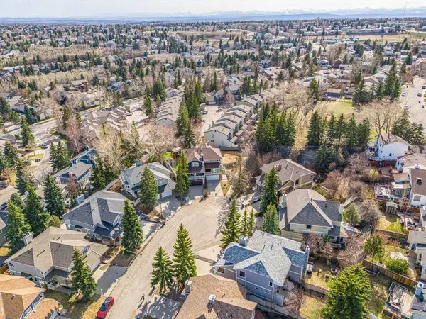 25 Stradwick PL SW, Calgary, AB T2P 3T7