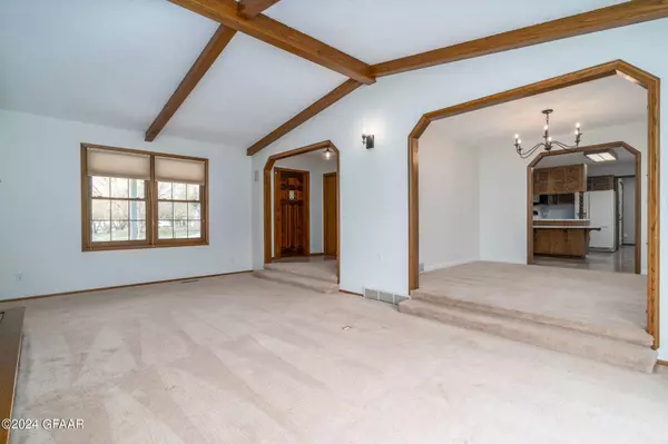 12 JAMES Circle SE, Grand Forks, ND 56721