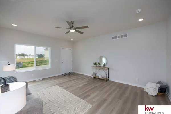 7913 N 93 Street, Omaha, NE 68122