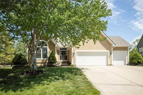 905 SW Lauren CT, Lee's Summit, MO 64081