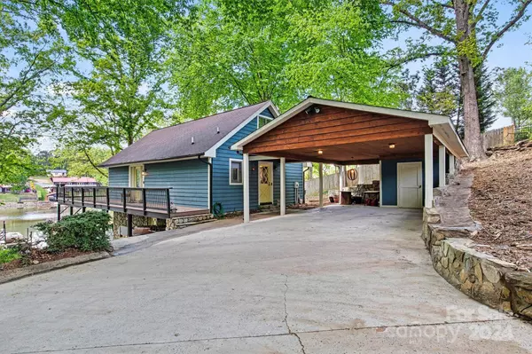 6892 Shade Tree LN, Sherrills Ford, NC 28673