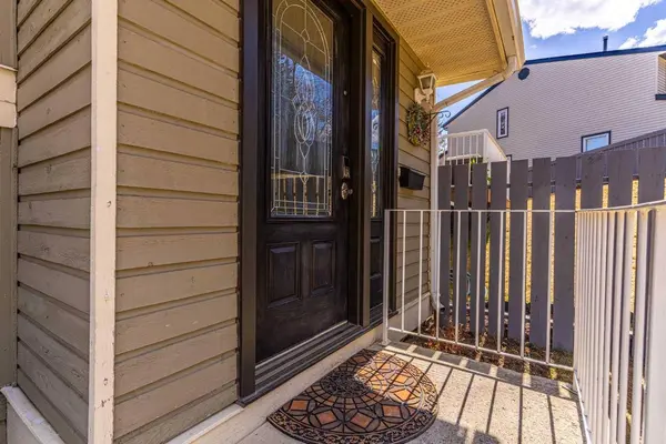 25 Stradwick PL SW, Calgary, AB T2P 3T7