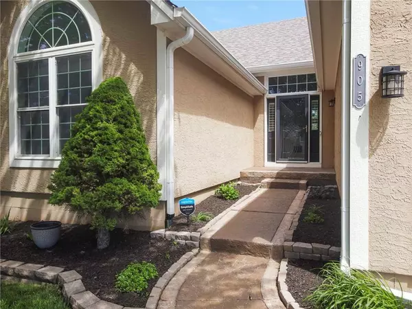 905 SW Lauren CT, Lee's Summit, MO 64081