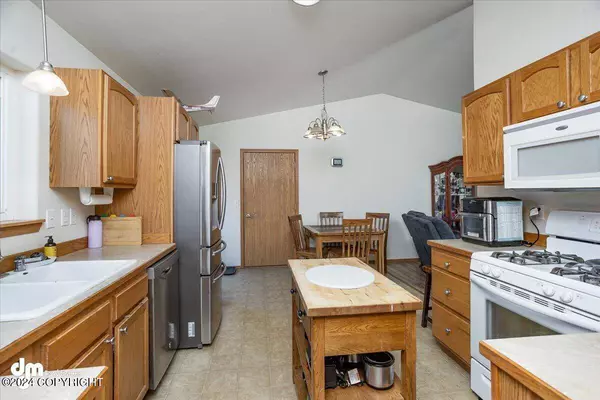 1283 S Thalo DR, Palmer, AK 99645