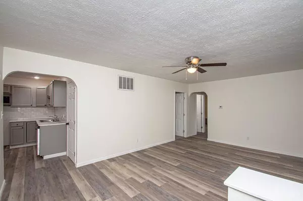 327 Amsterdam Dr, Xenia, OH 45385