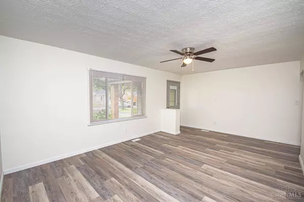 327 Amsterdam Dr, Xenia, OH 45385