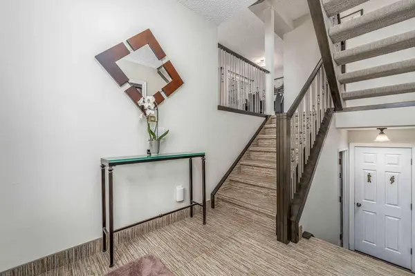 25 Stradwick PL SW, Calgary, AB T2P 3T7