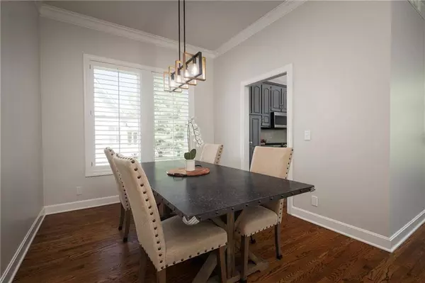 905 SW Lauren CT, Lee's Summit, MO 64081