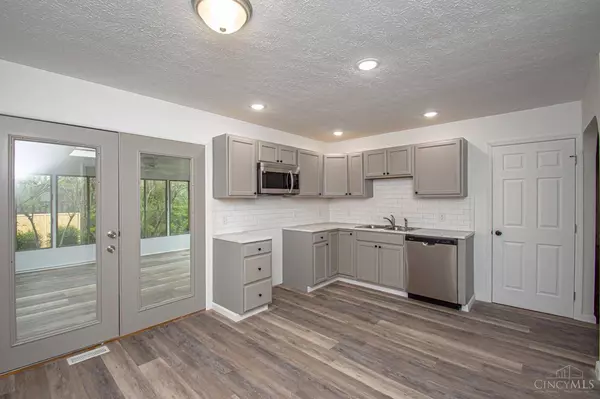 327 Amsterdam Dr, Xenia, OH 45385