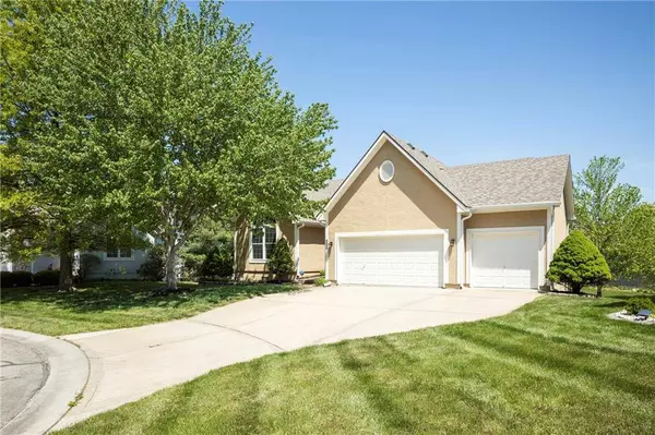 905 SW Lauren CT, Lee's Summit, MO 64081