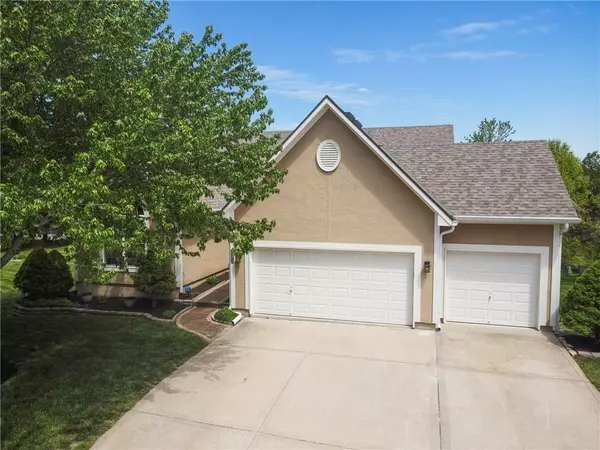 905 SW Lauren CT, Lee's Summit, MO 64081