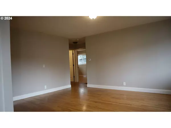 6922 N BANK ST, Portland, OR 97203