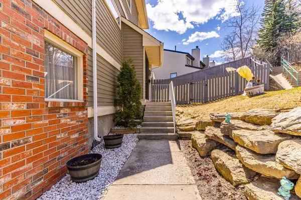 25 Stradwick PL SW, Calgary, AB T2P 3T7