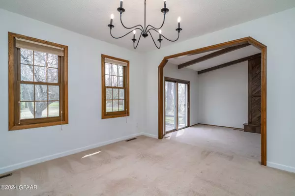 12 JAMES Circle SE, Grand Forks, ND 56721