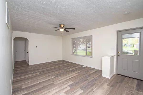 327 Amsterdam Dr, Xenia, OH 45385