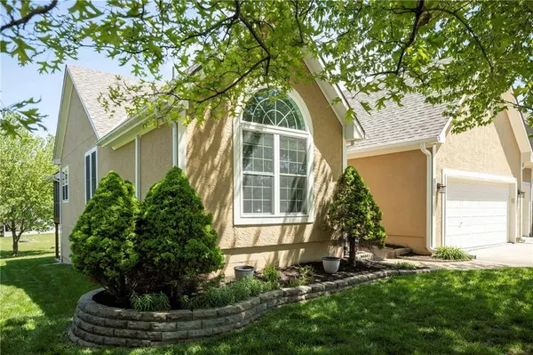 905 SW Lauren CT, Lee's Summit, MO 64081