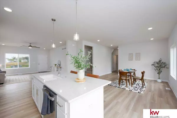 7913 N 93 Street, Omaha, NE 68122