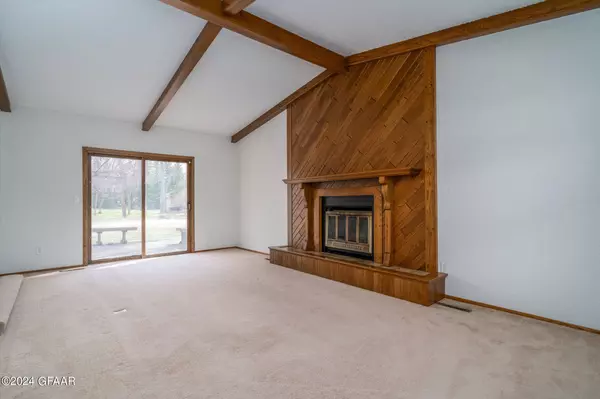 12 JAMES Circle SE, Grand Forks, ND 56721