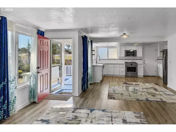 225 SHORE DR, Lincoln City, OR 97367