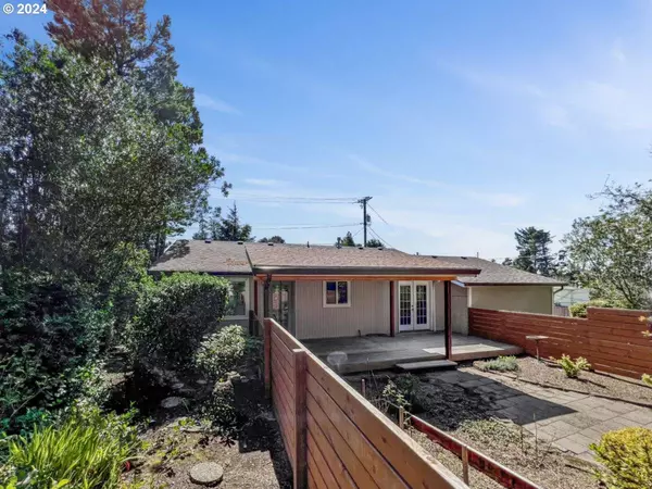 225 SHORE DR, Lincoln City, OR 97367