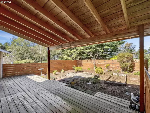 225 SHORE DR, Lincoln City, OR 97367