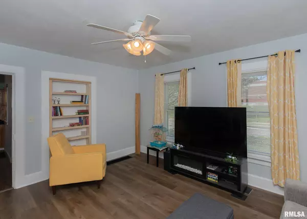 521 N HOWELL ST, Davenport, IA 52802