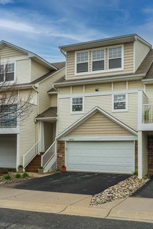 10852 Kingsfield LN, Woodbury, MN 55129