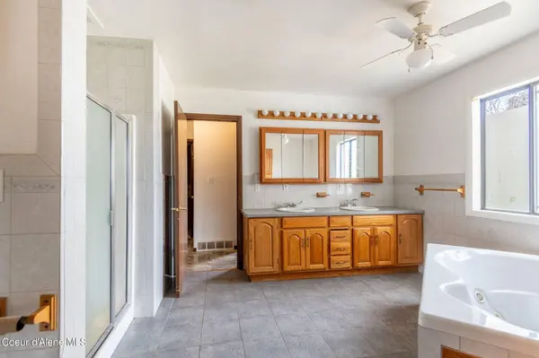 620 4th St, Priest River, ID 83856