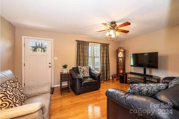 2310 40th Ave LN NE, Hickory, NC 28601